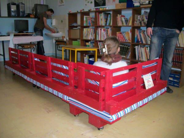 Pallet Reading Corner For A School Fun Pallet Crafts for Kids Pallet Benches, Pallet Chairs & Stools Pallet Reading Corner For A School Fun Pallet Crafts for Kids Pallet Benches, Pallet Chairs & Stools