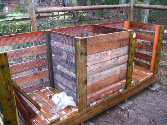 How to Make the Ultimate Compost Bin with Recycled Pallets Pallet Planters & Compost Bins How to Make the Ultimate Compost Bin with Recycled Pallets Pallet Planters & Compost Bins