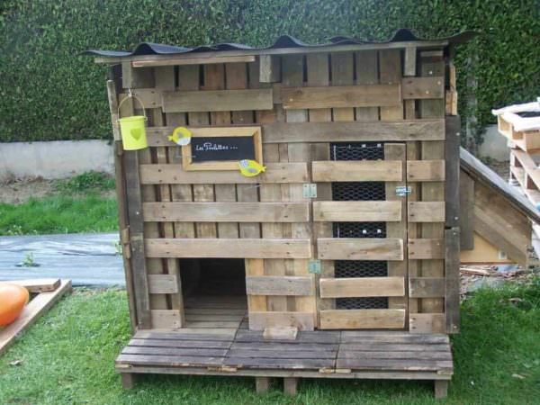 Recycled Pallets Chicken Coop Has Message Board Animal Pallet Houses & Pallet Supplies Recycled Pallets Chicken Coop Has Message Board Animal Pallet Houses & Pallet Supplies