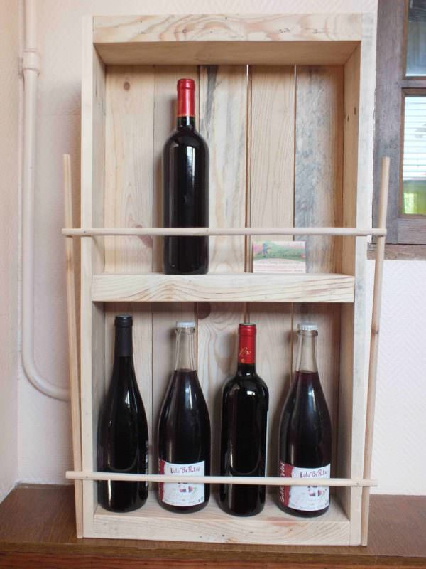 Pallet Rack For Wine Bottles / Etagère à Bouteilles En Palette Recyclée Pallet Shelves & Pallet Coat Hangers Pallet Rack For Wine Bottles / Etagère à Bouteilles En Palette Recyclée Pallet Shelves & Pallet Coat Hangers