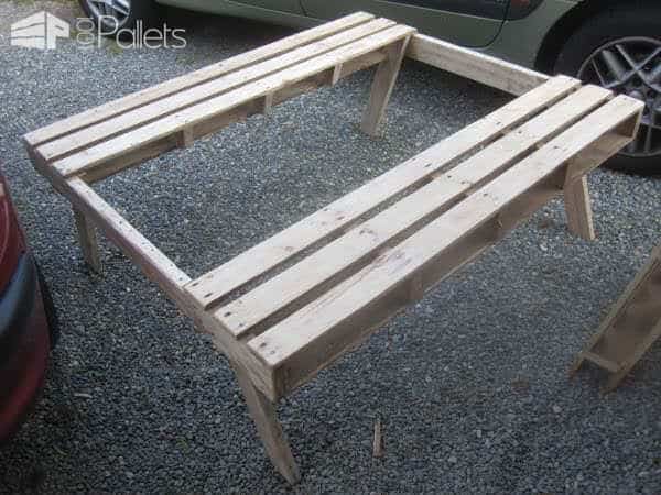 Garden Picnic Table Made With Discarded Pallets Pallet Desks & Pallet Tables Garden Picnic Table Made With Discarded Pallets Pallet Desks & Pallet Tables