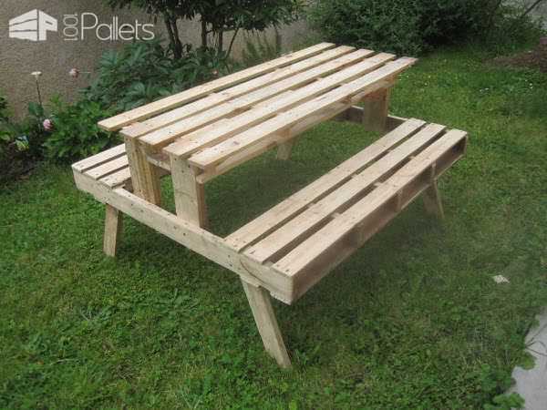 Garden Picnic Table Made With Discarded Pallets Pallet Desks & Pallet Tables Garden Picnic Table Made With Discarded Pallets Pallet Desks & Pallet Tables