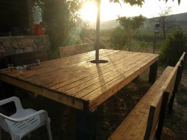 Huge Outdoor Table With A Pallet From A Robot Pallet Desks & Pallet Tables Huge Outdoor Table With A Pallet From A Robot Pallet Desks & Pallet Tables