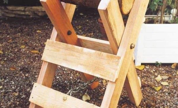Un Chevalet De Tronçonnage / Wood Cutting Easel Pallets in the Garden Un Chevalet De Tronçonnage / Wood Cutting Easel Pallets in the Garden