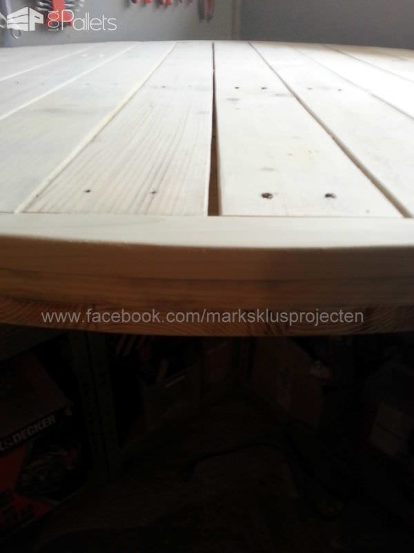 Round Dinner Table Made with Recycled Pallet Wood Pallet Desks & Pallet Tables Round Dinner Table Made with Recycled Pallet Wood Pallet Desks & Pallet Tables