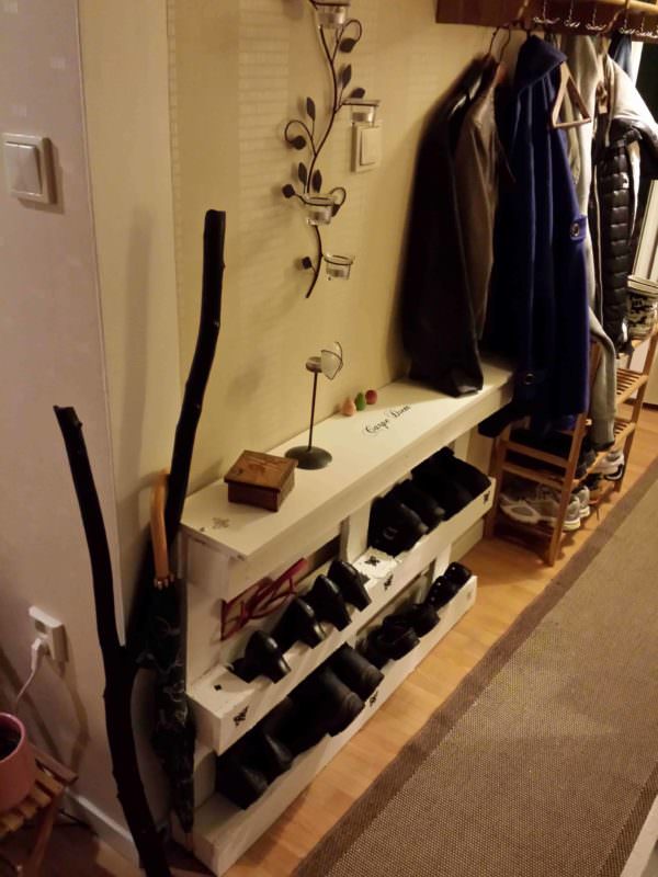Pallet Shoes Storage In Your Entrance / Skohylla Pallet Shelves & Pallet Coat Hangers Pallet Shoes Storage In Your Entrance / Skohylla Pallet Shelves & Pallet Coat Hangers