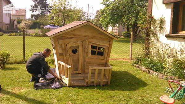 La Cabane Des Enfants / Pallet Kid’s Hut Pallet Sheds, Cabins, Huts & Playhouses La Cabane Des Enfants / Pallet Kid’s Hut Pallet Sheds, Cabins, Huts & Playhouses