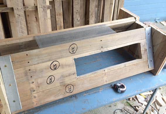 Hive With Repurposed Pallets / Ruche En Palettes Animal Pallet Houses & Pallet Supplies Hive With Repurposed Pallets / Ruche En Palettes Animal Pallet Houses & Pallet Supplies