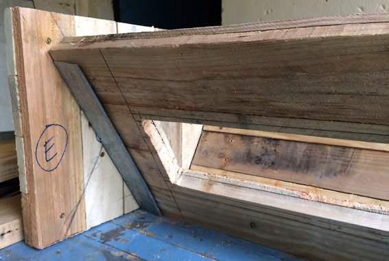 Hive With Repurposed Pallets / Ruche En Palettes Animal Pallet Houses & Pallet Supplies Hive With Repurposed Pallets / Ruche En Palettes Animal Pallet Houses & Pallet Supplies