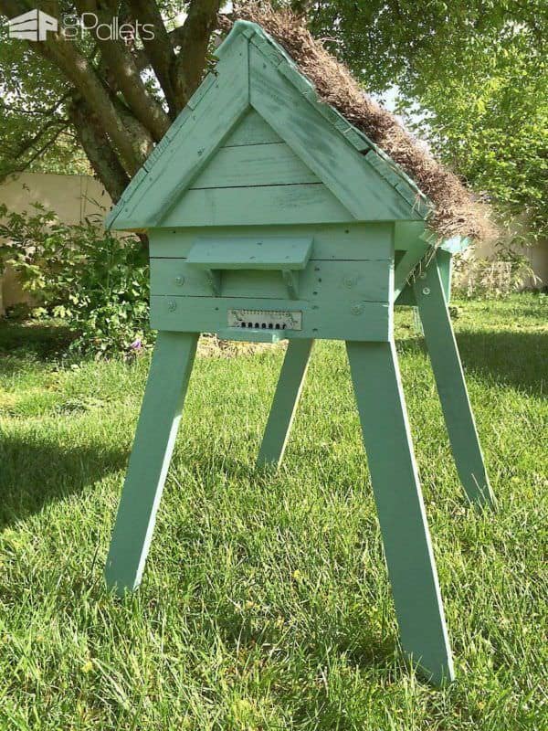 Hive With Repurposed Pallets / Ruche En Palettes Animal Pallet Houses & Pallet Supplies Hive With Repurposed Pallets / Ruche En Palettes Animal Pallet Houses & Pallet Supplies
