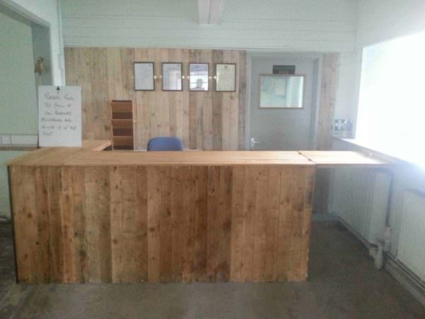 Counter With Pallet & Cladded Wall Backdrop Pallet Bars Counter With Pallet & Cladded Wall Backdrop Pallet Bars