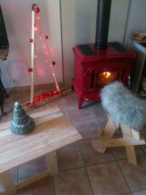 Christmas Tree, Table & Stool Pallet Benches, Pallet Chairs & Stools Christmas Tree, Table & Stool Pallet Benches, Pallet Chairs & Stools