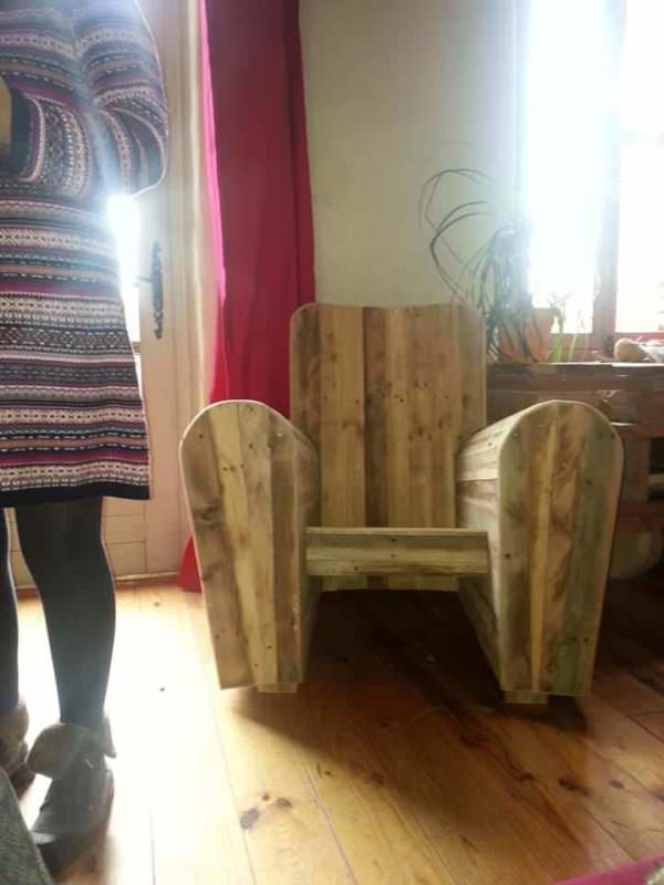 Fauteuil Club Réalisé Avec Des Palettes Recyclées / Pallets Club Chair Pallet Benches, Pallet Chairs & Stools Fauteuil Club Réalisé Avec Des Palettes Recyclées / Pallets Club Chair Pallet Benches, Pallet Chairs & Stools