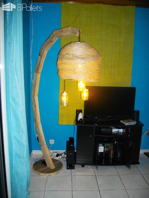 Luminaire Sur Pied / Pallet Floor Lamp Pallet Lamps & Lights Luminaire Sur Pied / Pallet Floor Lamp Pallet Lamps & Lights