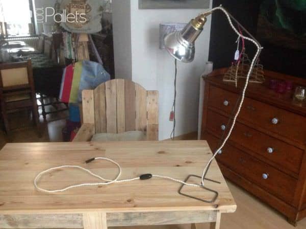Bureau & Fauteuil En Palette / Pallet Desk & Chair Pallet Benches, Pallet Chairs & Stools Pallet Desks & Pallet Tables Bureau & Fauteuil En Palette / Pallet Desk & Chair Pallet Benches, Pallet Chairs & Stools Pallet Desks & Pallet Tables
