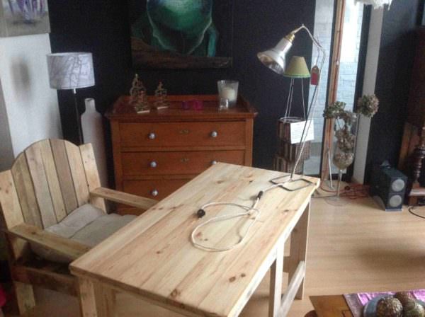 Bureau & Fauteuil En Palette / Pallet Desk & Chair Pallet Benches, Pallet Chairs & Stools Pallet Desks & Pallet Tables Bureau & Fauteuil En Palette / Pallet Desk & Chair Pallet Benches, Pallet Chairs & Stools Pallet Desks & Pallet Tables