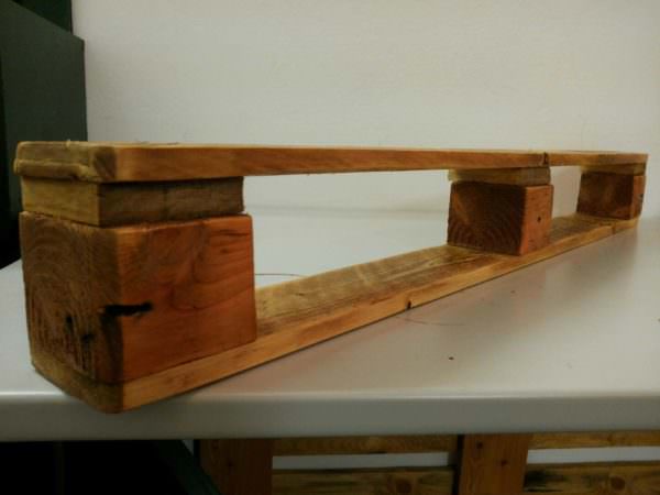 How to Build a Shelf out of Pallets DIY Pallet Tutorials Pallet Shelves & Pallet Coat Hangers How to Build a Shelf out of Pallets DIY Pallet Tutorials Pallet Shelves & Pallet Coat Hangers