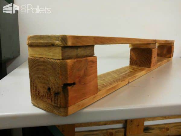 How to Build a Shelf out of Pallets DIY Pallet Tutorials Pallet Shelves & Pallet Coat Hangers How to Build a Shelf out of Pallets DIY Pallet Tutorials Pallet Shelves & Pallet Coat Hangers