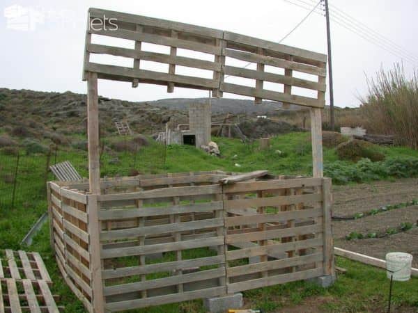 Le Poulailler Parfait / The Perfect Chicken Coop Animal Pallet Houses & Pallet Supplies Le Poulailler Parfait / The Perfect Chicken Coop Animal Pallet Houses & Pallet Supplies