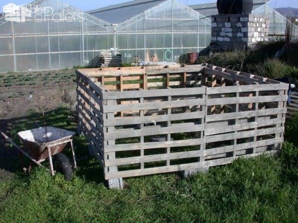 Le Poulailler Parfait / The Perfect Chicken Coop Animal Pallet Houses & Pallet Supplies Le Poulailler Parfait / The Perfect Chicken Coop Animal Pallet Houses & Pallet Supplies