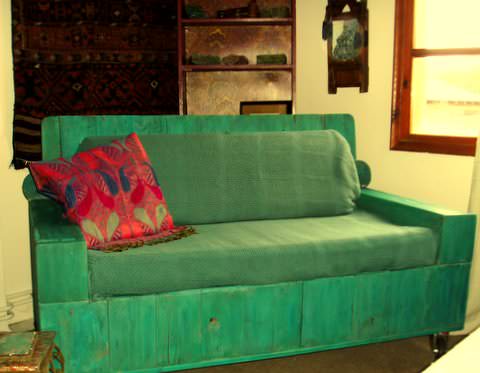 From Stuffed Loveseat to Beautiful Pallet Wood Sofa for Veranda Pallet Sofas & Couches From Stuffed Loveseat to Beautiful Pallet Wood Sofa for Veranda Pallet Sofas & Couches