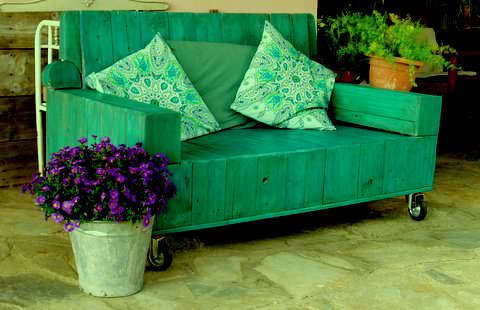 From Stuffed Loveseat to Beautiful Pallet Wood Sofa for Veranda Pallet Sofas & Couches From Stuffed Loveseat to Beautiful Pallet Wood Sofa for Veranda Pallet Sofas & Couches