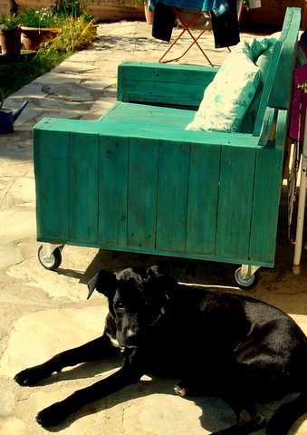 From Stuffed Loveseat to Beautiful Pallet Wood Sofa for Veranda Pallet Sofas & Couches From Stuffed Loveseat to Beautiful Pallet Wood Sofa for Veranda Pallet Sofas & Couches