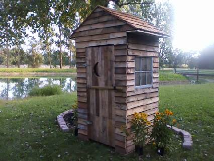 Yard Doody: Pallet Outhouse Pallet Sheds, Cabins, Huts & Playhouses Yard Doody: Pallet Outhouse Pallet Sheds, Cabins, Huts & Playhouses