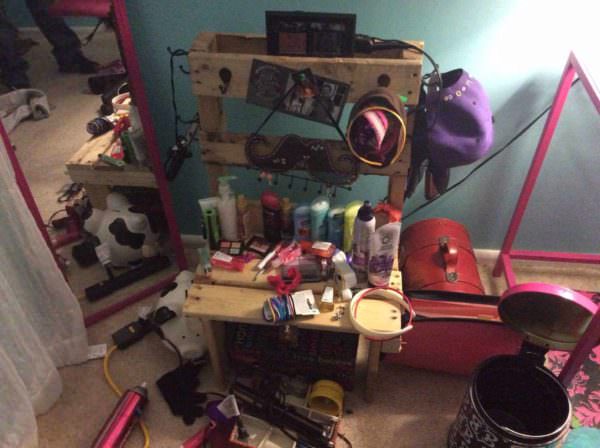 Make Up Center From Recycled Pallet Pallet Desks & Pallet Tables Make Up Center From Recycled Pallet Pallet Desks & Pallet Tables