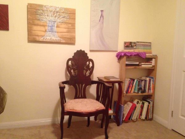 A Simple Pallet Bookshelf Pallet Bookcases & Bookshelves Pallet Shelves & Pallet Coat Hangers A Simple Pallet Bookshelf Pallet Bookcases & Bookshelves Pallet Shelves & Pallet Coat Hangers