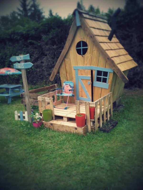 Cabane Enfants Façon Tim Burton / Fairy Tale Kids Pallet Hut From 11 Pallets Fun Pallet Crafts for Kids Pallet Sheds, Cabins, Huts & Playhouses Cabane Enfants Façon Tim Burton / Fairy Tale Kids Pallet Hut From 11 Pallets Fun Pallet Crafts for Kids Pallet Sheds, Cabins, Huts & Playhouses