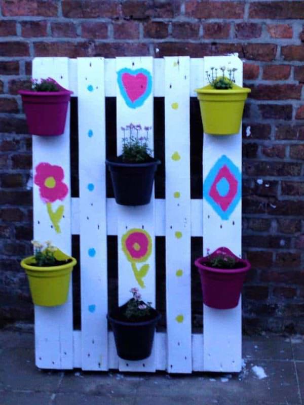 Small Plant Wall From One Upcycled Pallet Pallet Planters & Compost Bins Small Plant Wall From One Upcycled Pallet Pallet Planters & Compost Bins