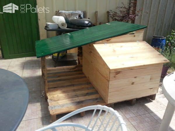 Doghouse With Green Roof / Niche Pour Chien Avec Toiture Végétalisée & Rangement Pallet Sheds, Cabins, Huts & Playhouses Doghouse With Green Roof / Niche Pour Chien Avec Toiture Végétalisée & Rangement Pallet Sheds, Cabins, Huts & Playhouses