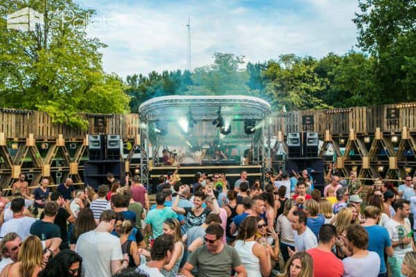 600 Pallets Structure @extrema Outdoor, Music Festival in The Netherlands Lounges & Garden Sets 600 Pallets Structure @extrema Outdoor, Music Festival in The Netherlands Lounges & Garden Sets