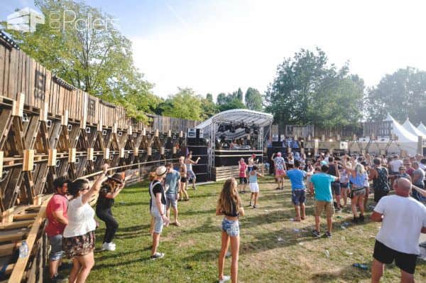 600 Pallets Structure @extrema Outdoor, Music Festival in The Netherlands Lounges & Garden Sets 600 Pallets Structure @extrema Outdoor, Music Festival in The Netherlands Lounges & Garden Sets