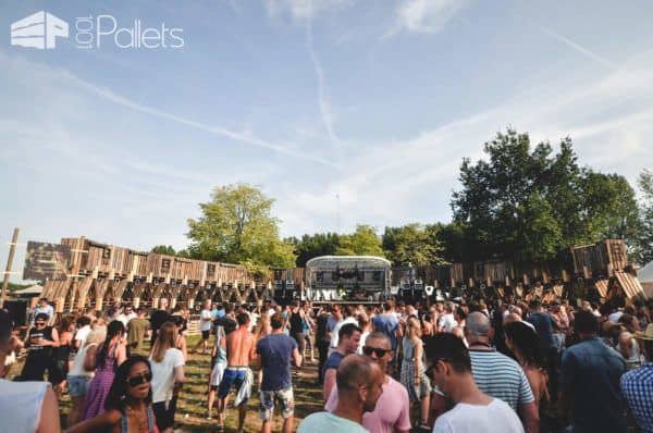 600 Pallets Structure @extrema Outdoor, Music Festival in The Netherlands Lounges & Garden Sets 600 Pallets Structure @extrema Outdoor, Music Festival in The Netherlands Lounges & Garden Sets