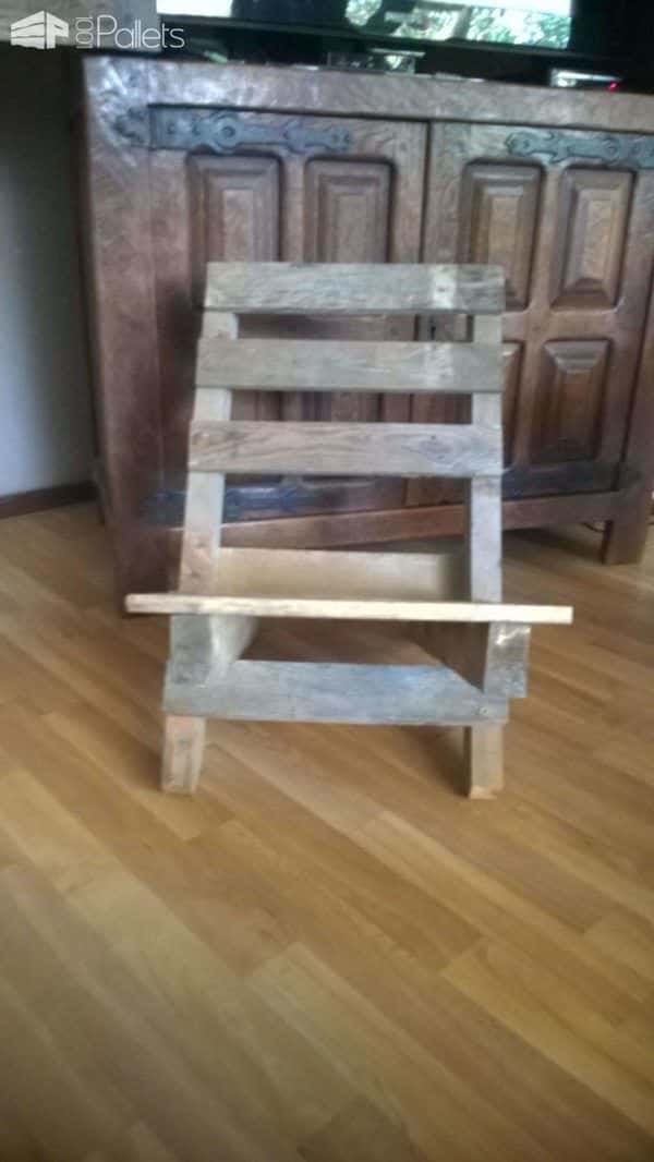Chaise Emboitable En Palette / Stackable Pallet Chair Pallet Benches, Pallet Chairs & Stools Chaise Emboitable En Palette / Stackable Pallet Chair Pallet Benches, Pallet Chairs & Stools