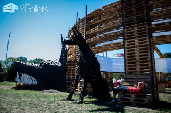 Sziget Festival Colosseum, Made out of 700 Pallets and 65 Feet Diameter Pallet Store, Bar & Restaurant Decorations Sziget Festival Colosseum, Made out of 700 Pallets and 65 Feet Diameter Pallet Store, Bar & Restaurant Decorations