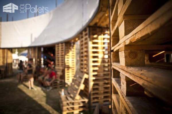 Sziget Festival Colosseum, Made out of 700 Pallets and 65 Feet Diameter Pallet Store, Bar & Restaurant Decorations Sziget Festival Colosseum, Made out of 700 Pallets and 65 Feet Diameter Pallet Store, Bar & Restaurant Decorations