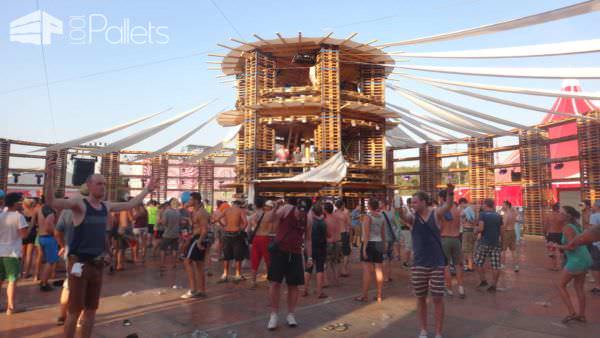 Sziget Festival Colosseum, Made out of 700 Pallets and 65 Feet Diameter Pallet Store, Bar & Restaurant Decorations Sziget Festival Colosseum, Made out of 700 Pallets and 65 Feet Diameter Pallet Store, Bar & Restaurant Decorations