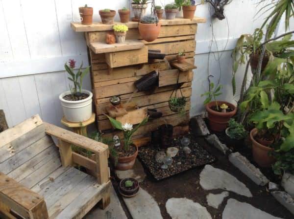 Beautiful Backyard Pallet Fountain Lounges & Garden Sets Beautiful Backyard Pallet Fountain Lounges & Garden Sets