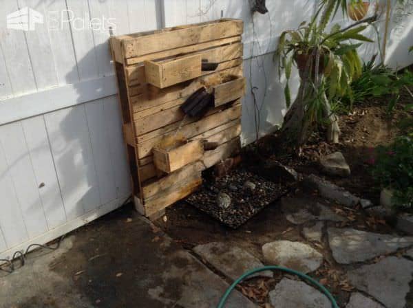 Beautiful Backyard Pallet Fountain Lounges & Garden Sets Beautiful Backyard Pallet Fountain Lounges & Garden Sets
