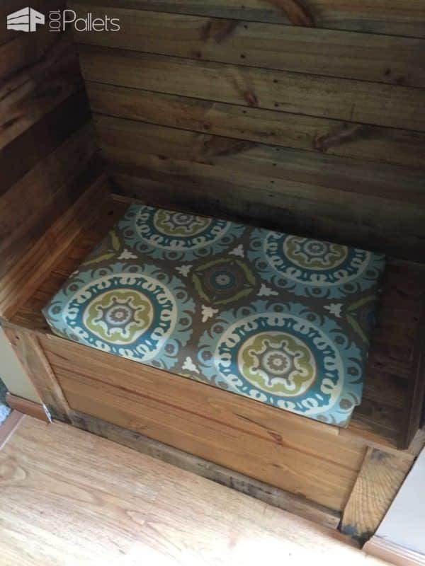 Pallet Wood Built-in Bench & Wall Pallet Benches, Pallet Chairs & Stools Pallet Wood Built-in Bench & Wall Pallet Benches, Pallet Chairs & Stools