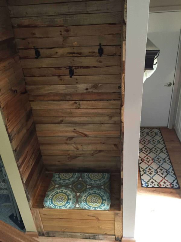 Pallet Wood Built-in Bench & Wall Pallet Benches, Pallet Chairs & Stools Pallet Wood Built-in Bench & Wall Pallet Benches, Pallet Chairs & Stools