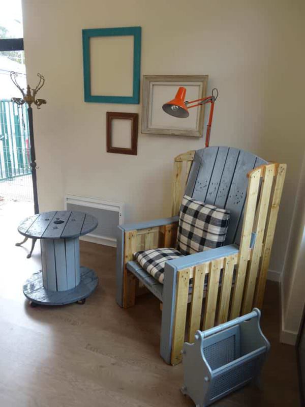 Grandma’s Armchair Revisited With Pallets Pallet Benches, Pallet Chairs & Stools Grandma’s Armchair Revisited With Pallets Pallet Benches, Pallet Chairs & Stools