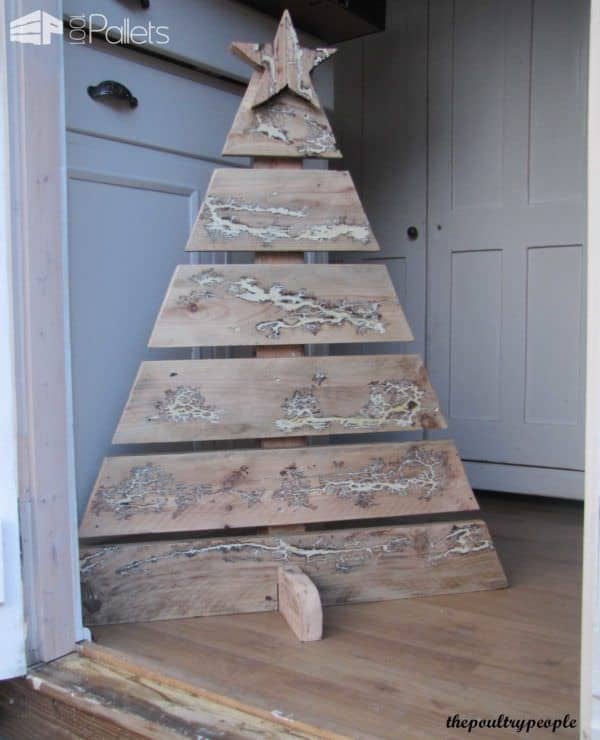 A Pallet Christmas Tree With Glow In The Dark Captured Lightning! Pallet Home Accessories A Pallet Christmas Tree With Glow In The Dark Captured Lightning! Pallet Home Accessories