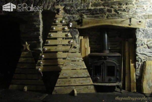A Pallet Christmas Tree With Glow In The Dark Captured Lightning! Pallet Home Accessories A Pallet Christmas Tree With Glow In The Dark Captured Lightning! Pallet Home Accessories