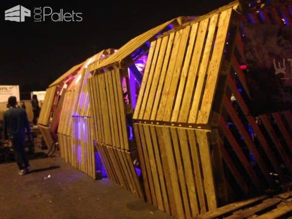 Jaw: Architectural Pallet Structure Built for the Sunflower Maze in Mons 2015 Pallet Store, Bar & Restaurant Decorations Jaw: Architectural Pallet Structure Built for the Sunflower Maze in Mons 2015 Pallet Store, Bar & Restaurant Decorations
