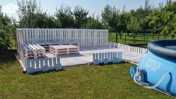 The Backyard Lounge/Party Terrace You Need for Your Summer Pallet Terraces & Pallet Patios The Backyard Lounge/Party Terrace You Need for Your Summer Pallet Terraces & Pallet Patios