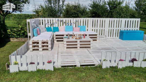The Backyard Lounge/Party Terrace You Need for Your Summer Pallet Terraces & Pallet Patios The Backyard Lounge/Party Terrace You Need for Your Summer Pallet Terraces & Pallet Patios